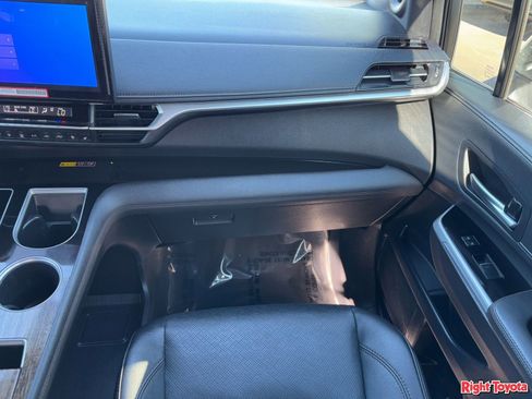 Used 2025 Toyota Sienna Limited image 17