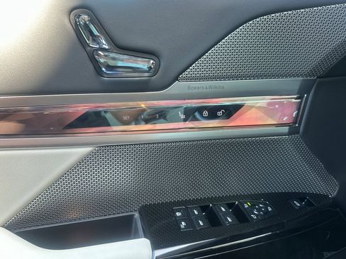 Certified 2025 BMW 740i w/ Premium Package RWD image 12
