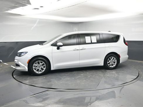 Used 2023 Chrysler Voyager LX image 2
