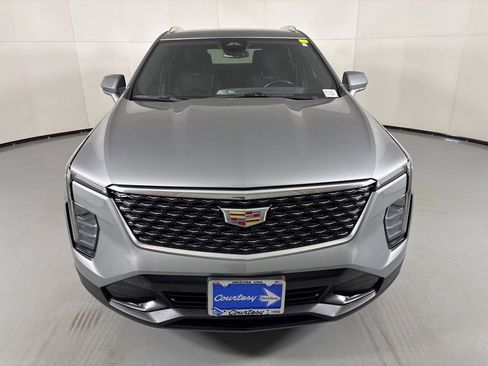 Used 2024 Cadillac XT4 Premium Luxury image 3