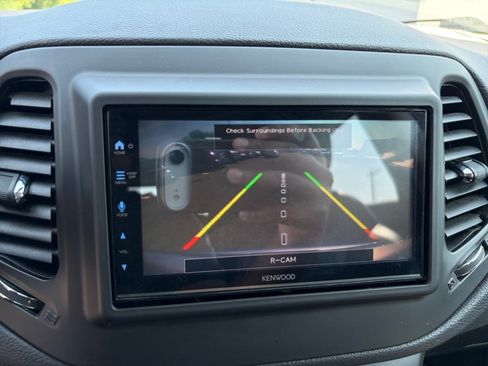 Used 2018 Jeep Compass Latitude w/ Cold Weather Group AWD/4WD image 19