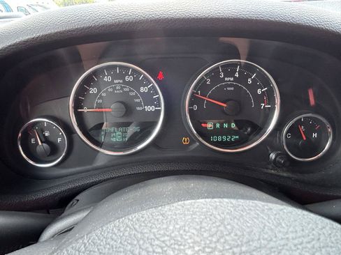 Used 2018 Jeep Wrangler Sahara w/ Connectivity Group AWD/4WD image 18