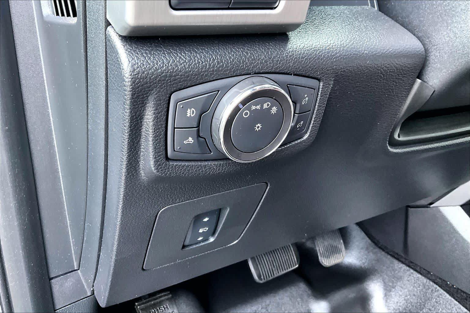 Used 2015 Ford F150 Platinum w/ Equipment Group 701A Luxury AWD/4WD image 32