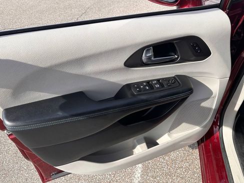 Used 2021 Chrysler Pacifica Touring-L w/ Premium & Safety Sphere Group image 8