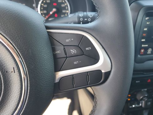 Used 2020 Jeep Renegade Latitude w/ Popular Equipment Group image 18