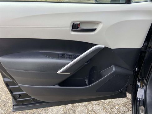 Used 2025 Toyota Corolla Cross L image 11