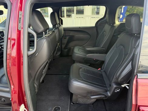 Used 2018 Chrysler Pacifica Touring-L w/ Premium Audio Group image 30