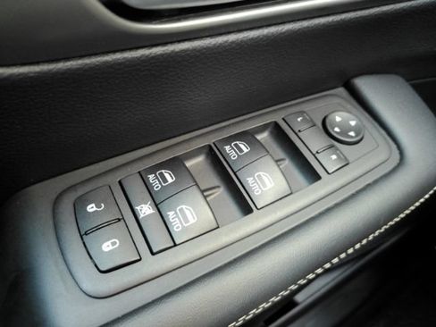 Used 2025 Chrysler Pacifica Select FWD image 40