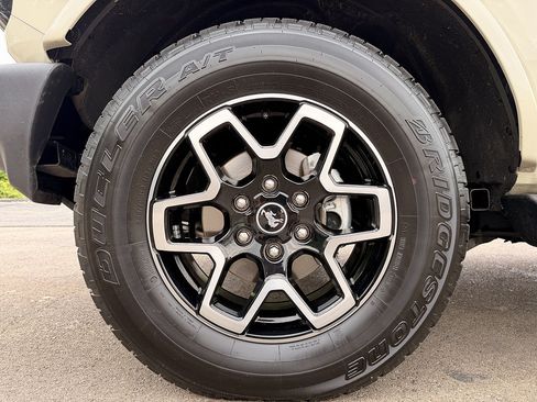 Used 2025 Ford Bronco Outer Banks AWD/4WD image 9