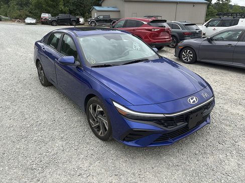 Used 2025 Hyundai Elantra SEL image 2