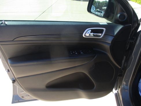 Used 2019 Jeep Grand Cherokee Altitude image 5