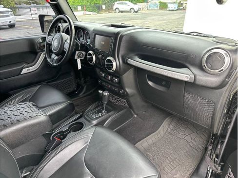 Used 2017 Jeep Wrangler Rubicon w/ Power Convenience Group AWD/4WD image 14