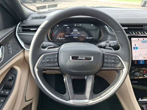 New 2025 Jeep Grand Cherokee Limited w/ Luxury Tech Group II AWD/4WD image 16
