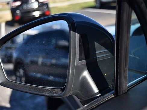 Certified 2022 Volkswagen Tiguan SE w/ Panoramic Sunroof Package image 10