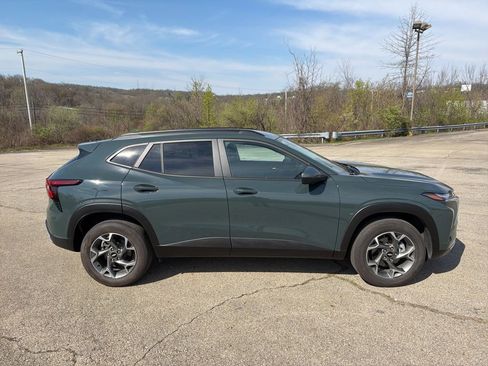 Used 2025 Chevrolet Trax LT w/ LT Convenience Package image 2