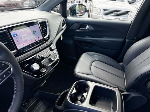 New 2026 Chrysler Pacifica Select image 24