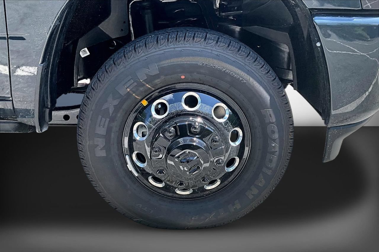 New 2026 RAM 3500 Laramie AWD/4WD image 32