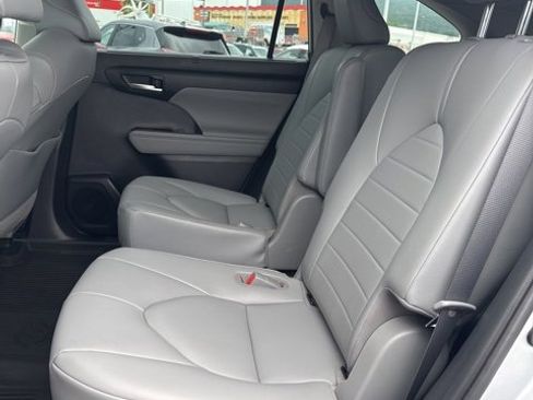 Used 2020 Toyota Highlander XLE image 11