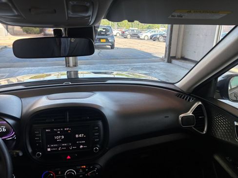 Used 2025 Kia Soul LX w/ LX Technology Package FWD image 33