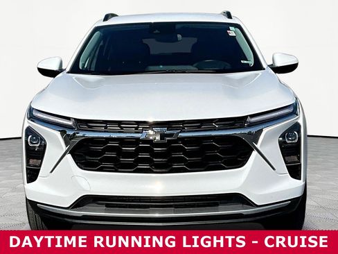 Used 2025 Chevrolet Trax LT w/ Driver Confidence Package FWD image 2