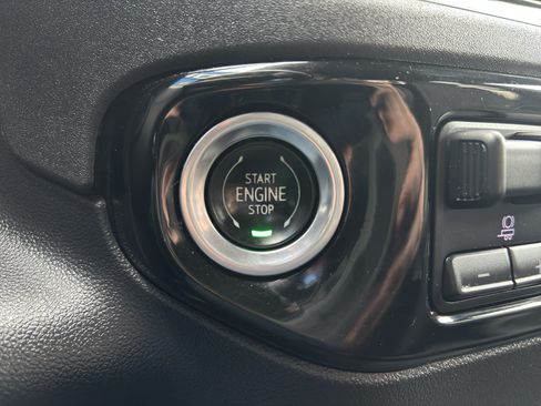 Used 2022 Chevrolet Silverado 1500 LT AWD/4WD image 19