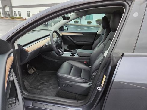 Used 2023 Tesla Model Y Long Range image 17