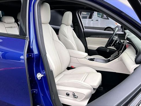 Used 2024 Maserati Grecale Modena image 8