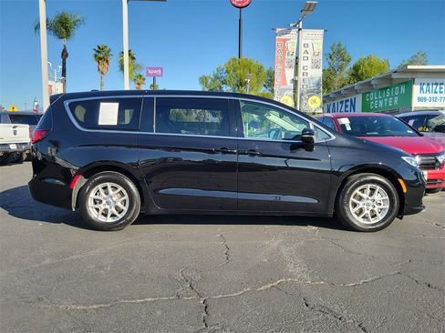 Used 2024 Chrysler Pacifica Touring-L image 32