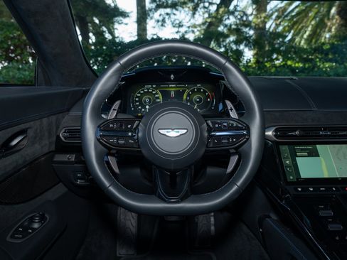 Used 2025 Aston Martin V8 Vantage Coupe image 20