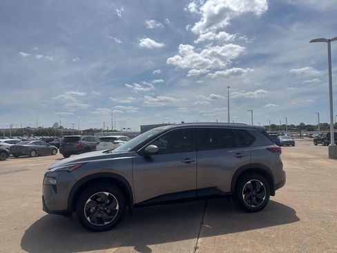 Used 2024 Nissan Rogue SV w/ SV Premium Package image 11