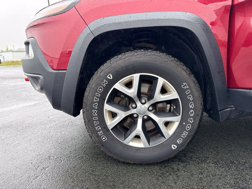 Used 2017 Jeep Cherokee Trailhawk AWD/4WD image 39