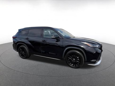 Used 2025 Toyota Highlander XSE AWD/4WD image 2