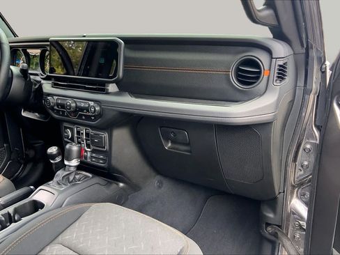 Used 2025 Jeep Gladiator Mojave AWD/4WD image 19