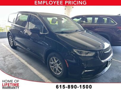 Used 2025 Chrysler Pacifica Select