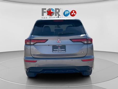 Used 2023 Mitsubishi Outlander SE Black Edition image 4