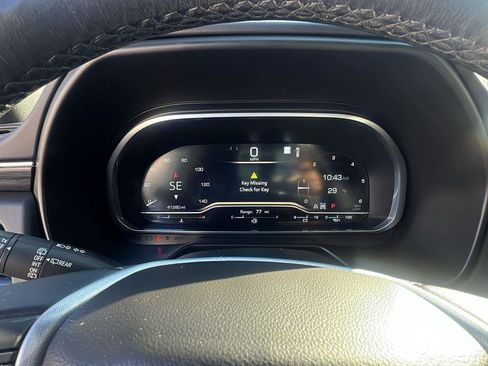 Used 2023 GMC Yukon SLT w/ SLT Luxury Package image 16