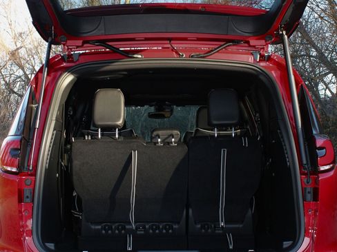 New 2026 Chrysler Pacifica Limited image 12