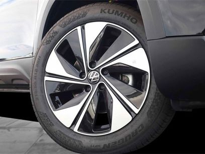 New 2025 Volkswagen Taos SE