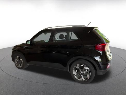 Used 2025 Hyundai Venue SEL FWD image 10