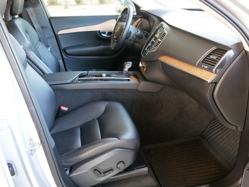 Used 2022 Volvo XC90 T6 Momentum w/ Protection Package image 10