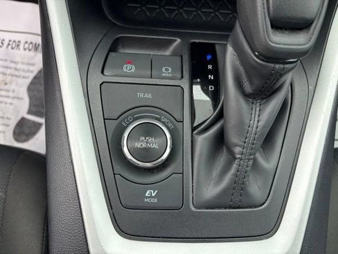 Used 2025 Toyota RAV4 XLE AWD/4WD image 16