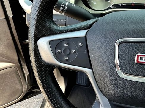 Used 2023 GMC Acadia SLE image 11