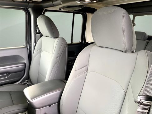 Used 2021 Jeep Gladiator Sport image 15