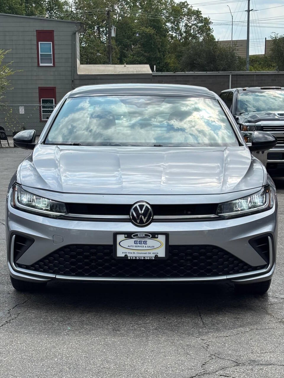 Used 2025 Volkswagen Jetta SE FWD image 3
