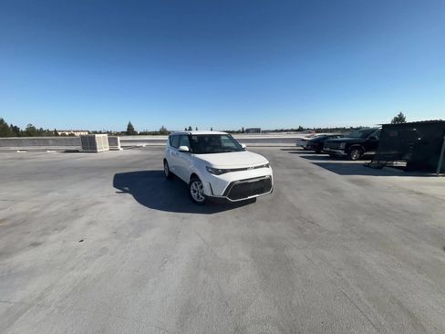 Used 2025 Kia Soul LX w/ LX Technology Package FWD image 15