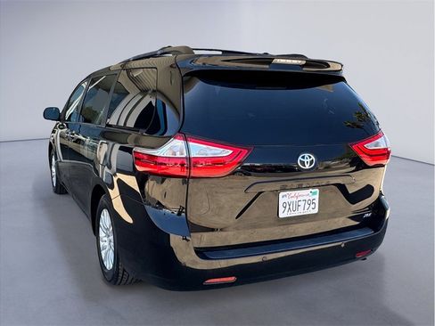 Used 2017 Toyota Sienna XLE w/ XLE Navigation Package FWD image 4