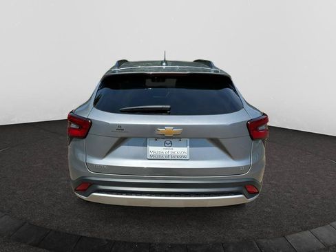 Used 2025 Chevrolet Trax LT FWD image 4