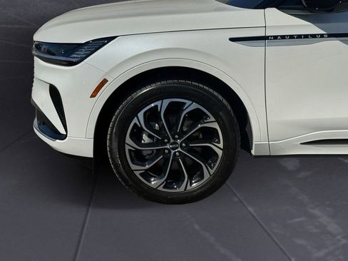 Used 2025 Lincoln Nautilus Reserve AWD/4WD image 11