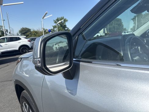 Used 2022 Toyota Highlander XLE AWD/4WD image 10