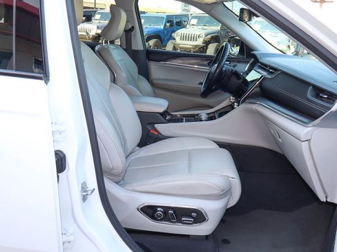 Used 2022 Jeep Grand Cherokee Overland w/ Luxury Tech Group IV AWD/4WD image 30